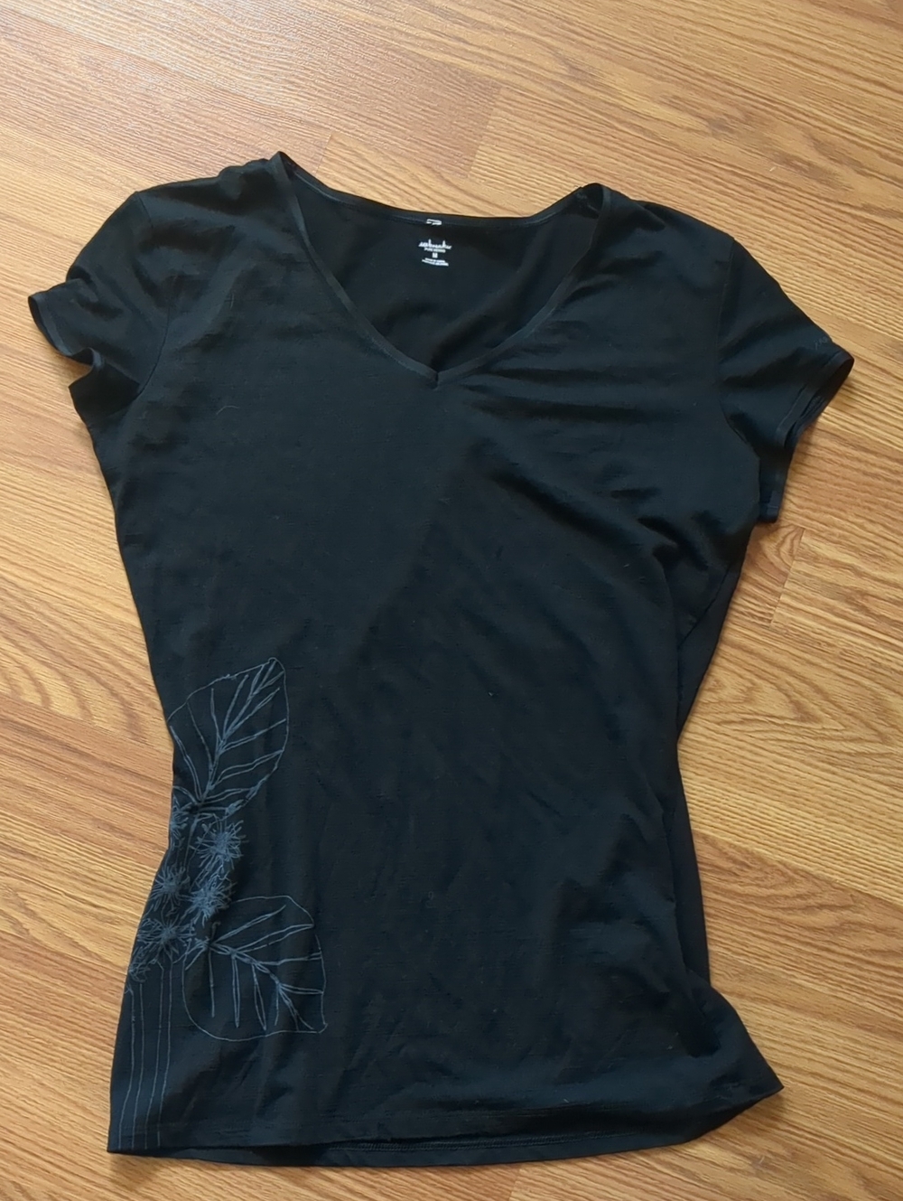 Icebreaker Nature 100% Merino Wool V-Neck Graphic Tee Black Leaf Print Size M - Picture 5 of 8